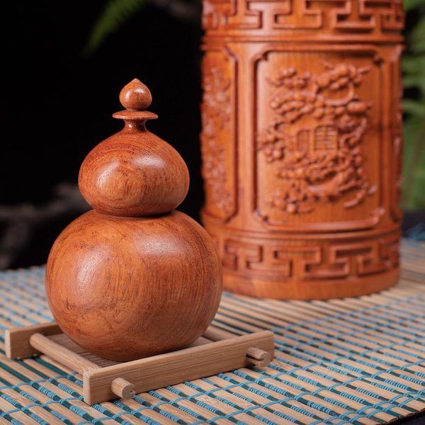 Đi kèm với sản phẩm Hộp trà gỗ hương là hộp tăm gỗ hương. Tạo một phong cách rất thiên nhiên và sang trọng