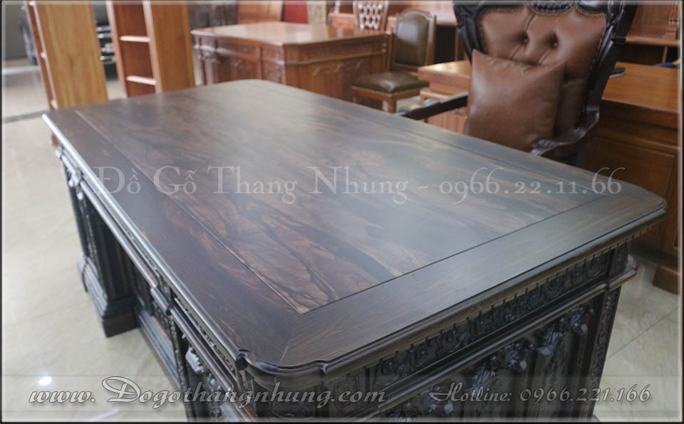 Phần mặt bàn của bộ bàn giám đốc gỗ mun thể hiện rõ vân gỗ tự nhiên của gỗ mun, độ sáng bóng 