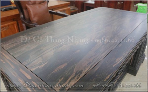Bàn lãnh đạo gỗ mun mặt bàn được thiết kế nguyên tấm dài 1,5cm