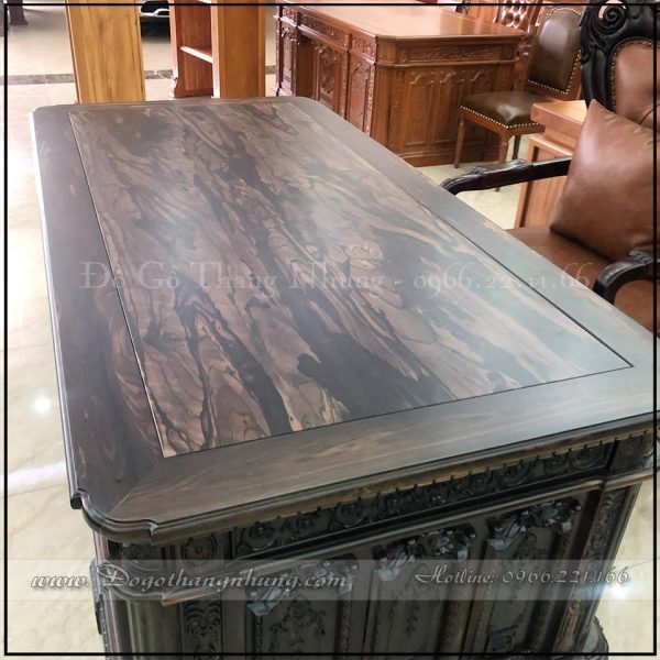 Mặt bàn tổng thống Mỹ gỗ mun nguyên tấm dài 1,5cm được sơn PU Imchem nhập khẩu cao cấp giúp chiếc bàn thêm sang trọng.