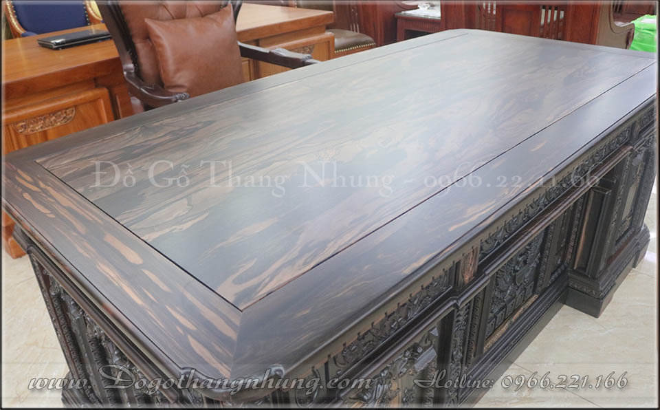 Mặt bàn của bàn làm việc giám đốc gỗ mun có đọ dày 1,5cm