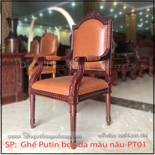 Ghế Putin bọc da nâu kích thước sản phẩm rộng 63cm, sâu 60cm, cao128cm, chiều cao từ mặt sàn đến mặt ghế là 48cm phù hợp với bàn làm việc cao từ 77cm đến 81cm.