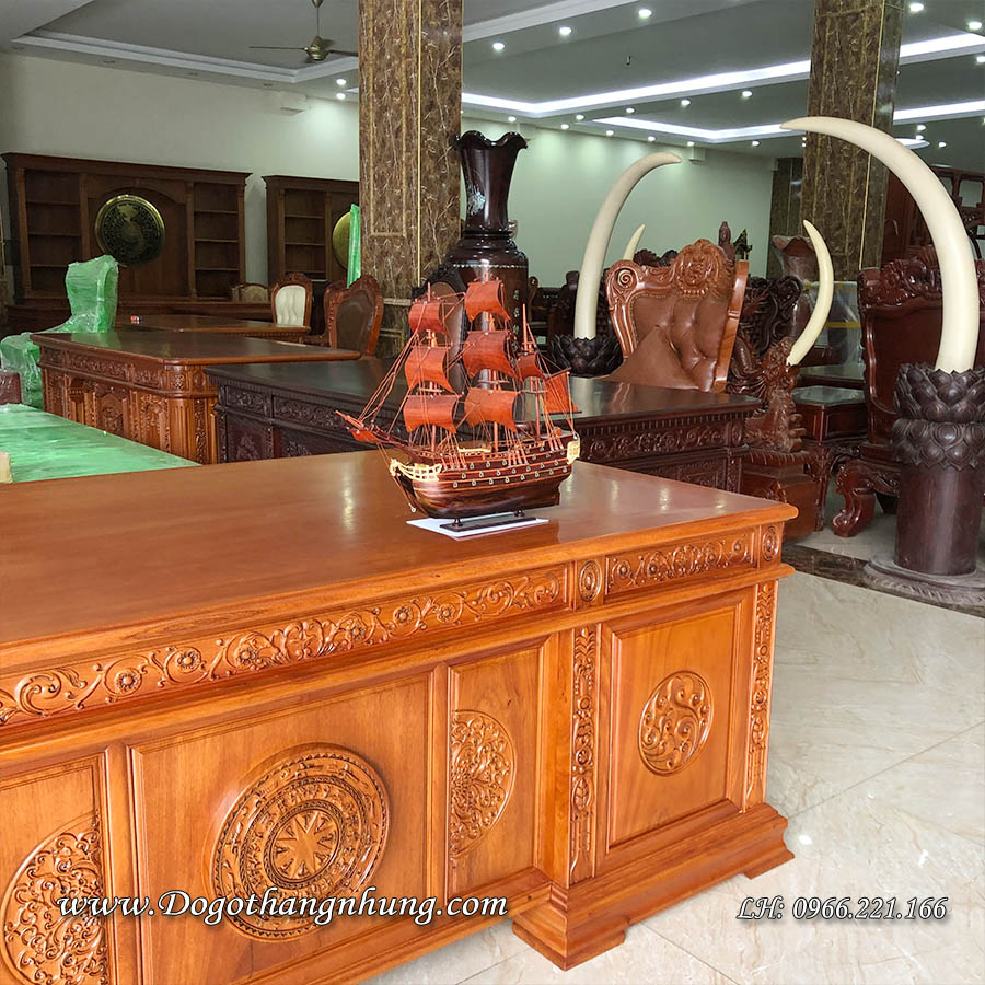 Thuyền buồm gỗ trắc bày bàn giám đốc được làm hoàn toàn thủ công bởi những người thợ có tay nghề bậc cao