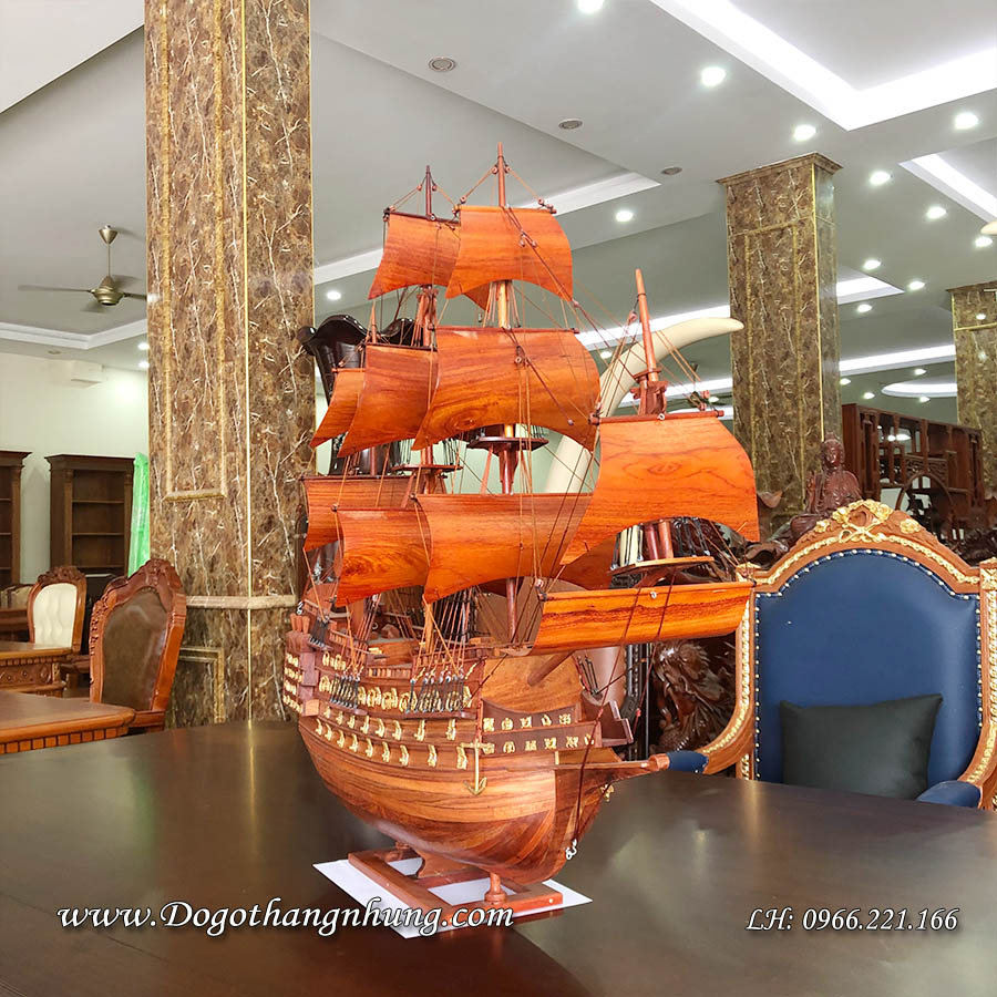 Thuyền buồm gỗ trang trí món quà sang trọng ý nghĩa tặng đối tác kinh doanh người thân.