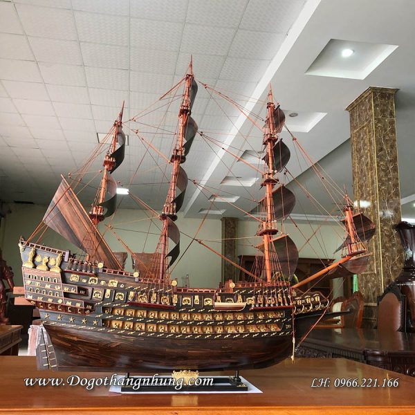 Thuyền buồm gỗ mun sừng khánh hoà kích thước sản phẩm dài 100cm, cao 105cm, rộng 25cm được làm từ chất liệu gỗ quý nhóm 1