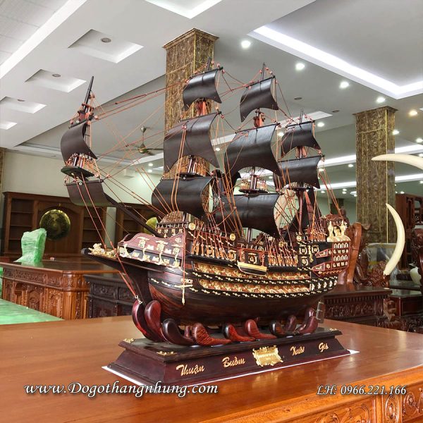 Thuyền buồm gỗ trắc đen đỏ doanh nhân kích thước sản phẩm dài 60cm, cao 65cm, rộng 15cm được sản xuất hoàn toàn từ gỗ trắc đen đỏ.