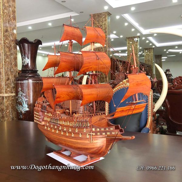 Thuyền buồm trang trí phong thuỷ gỗ Hương ta tự nhiên kích thước dài 80cm, cao 85cm, rộng 18cm, được xưởng sản xuất hàng thủ công mỹ nghệ Thang Nhung có kinh nghiệm 20 năm trong nghề thiết kế và sản xuất.