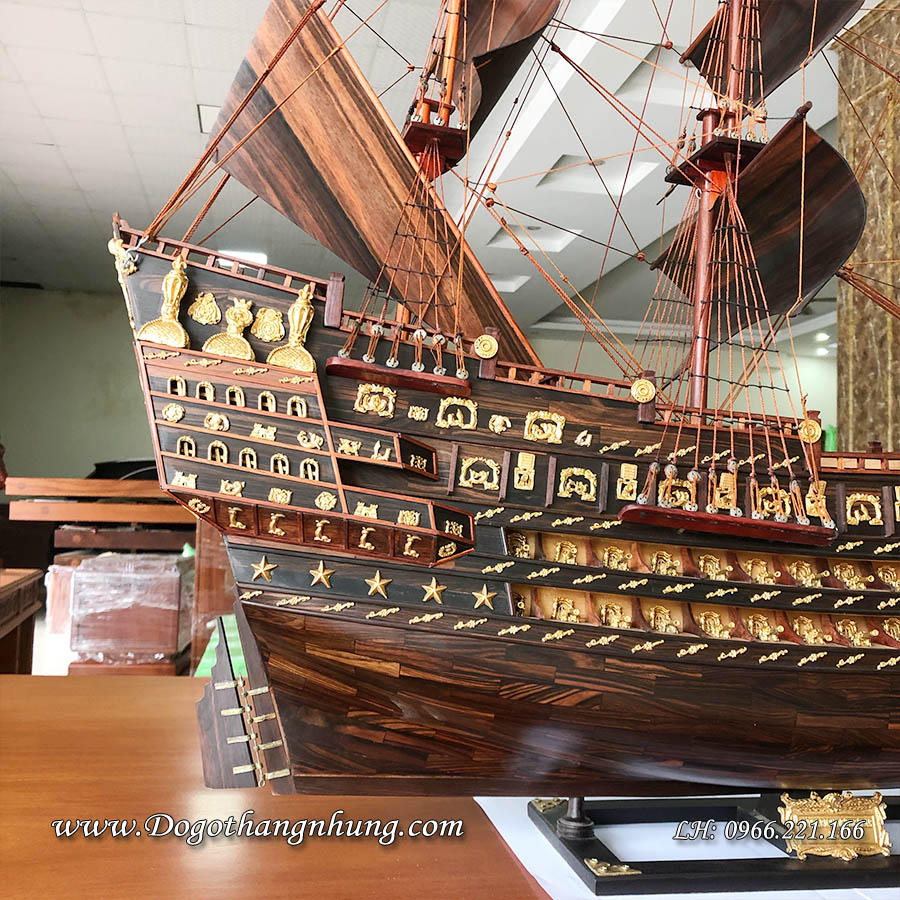 Thuyền buồm phong thuỷ gỗ mun được làm theo tỷ lệ kích thước thuyền thật sản phẩm cân đối thẩm mỹ.