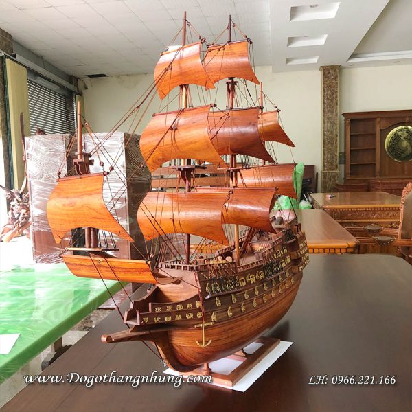 Thuyền buồm gỗ Hương ta kích thước được cơ sở thiết kế tỷ lệ như thuyền thật con thuyền nhìn cân đối hài hoà thẩm mỹ