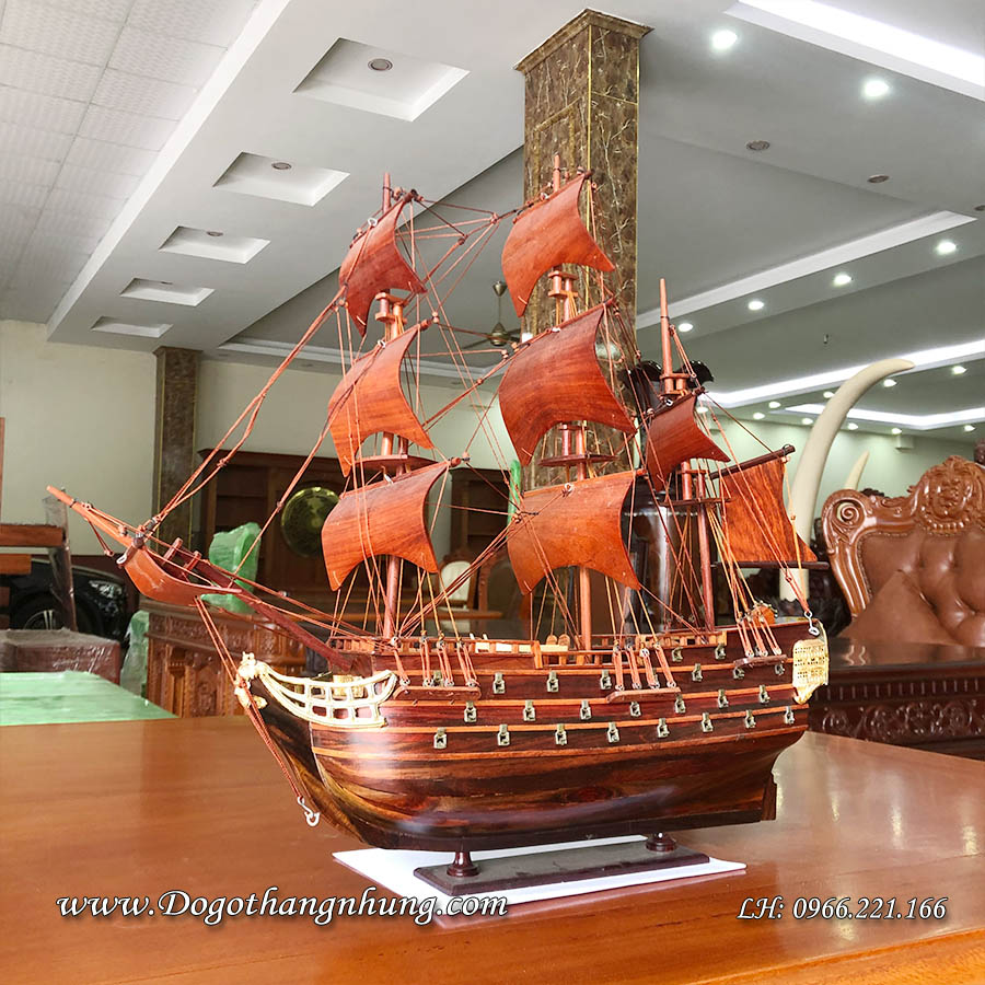 Thuyền gỗ để bàn giám đốc có kích thước chiều dài thân thuyền 40cm, cao 45cm, rộng 10cm thân thuyền làm bằng gỗ trắc đen đỏ , cánh buồm làm bằng gỗ hương mềm mại 