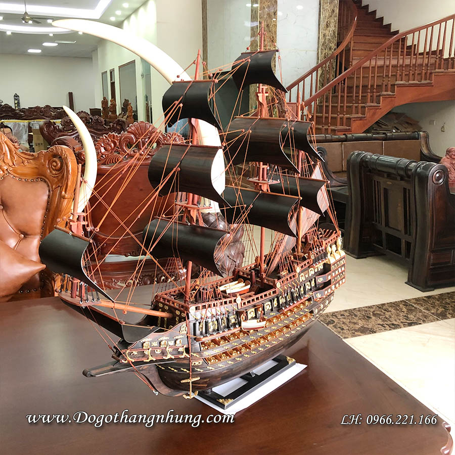 Thuyền buồm doanh nhân gỗ mun được thiết kế mô phỏng theo tỷ lệ thuyền thật con thuyền nhìn cân đối hài hòa phần cánh buồm cũng làm bằng gỗ uốn cong mềm mại.