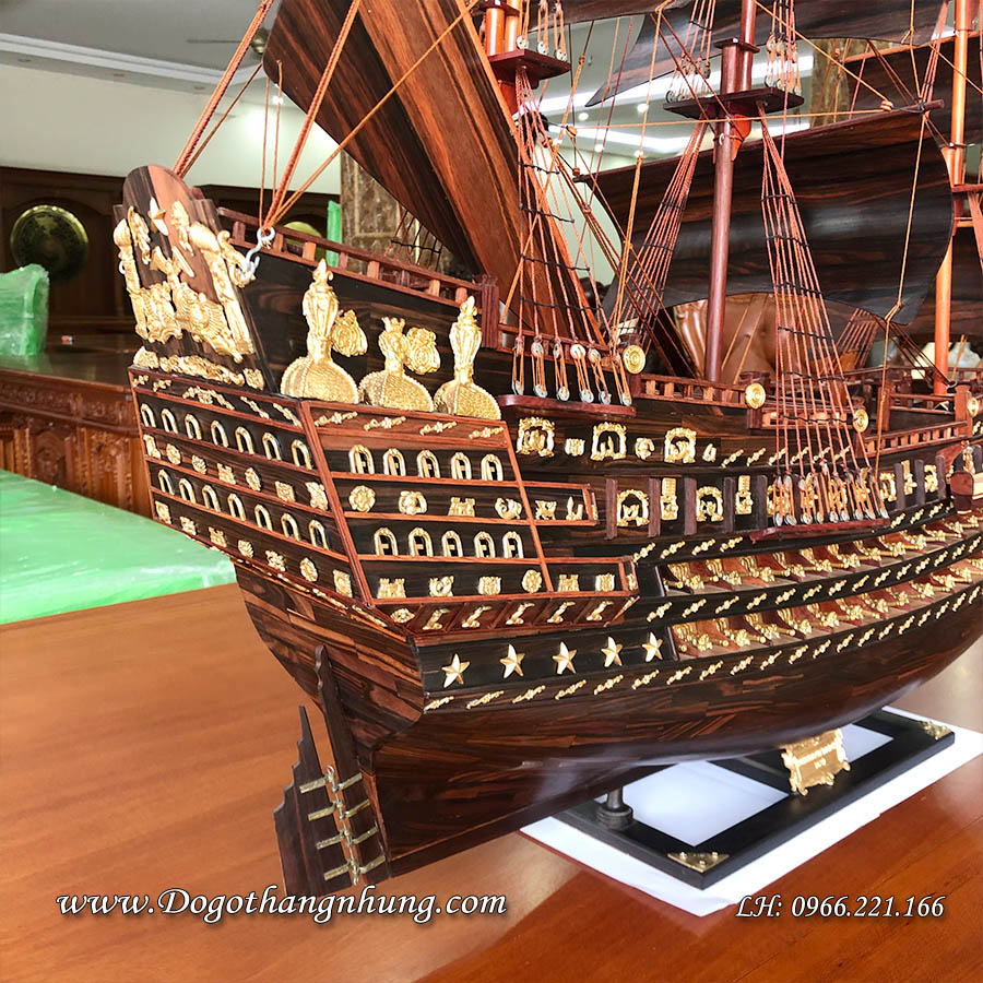 Thuyền buồm trang trí phong thủy gỗ mun được mô phỏng theo tỷ lệ kích thước như thuyền thật giúp thuyền mô hình cân đối thẩm mỹ, phụ kiện con thuyền gồm mỏ neo đinh tán được làm bằng đồng hợp kim sáng bóng bền đẹp.
