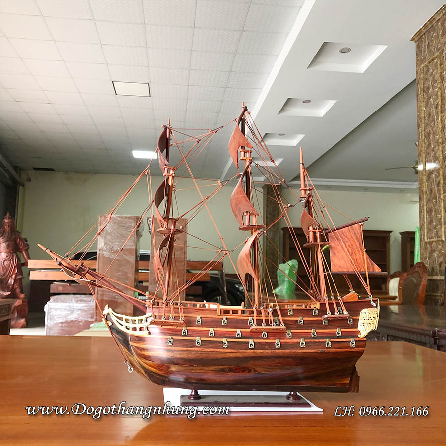 Thuyền buồm gỗ trắc để bàn làm việc kích thước sản phẩm dài 40cm, cao 45cm, rộng 10cm được làm từ chất liệu gỗ trắc đen đỏ cánh buồm từ gỗ hương ta