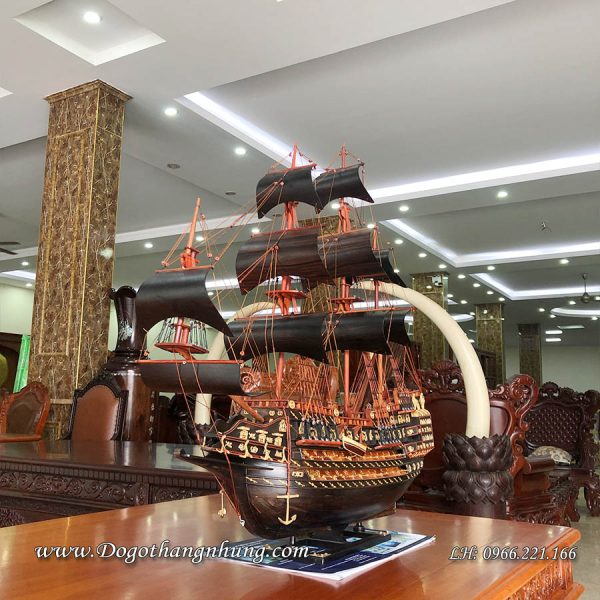 Mô hình thuyền buồm gỗ mun kích thước sản phẩm dài 80cm, cao 85cm, rộng 18cm được sản xuất hoàn toàn từ gỗ mun sừng khánh hòa sơn PU cao cấp Imchem vẫn giữ được vân gỗ tự nhiên.