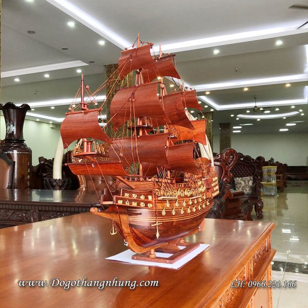 Thuyền buồm phong thủy gỗ hương được sản xuất kích thước theo tỷ lệ như thuyền thật con thuyền nhìn cân đối và thẩm mỹ