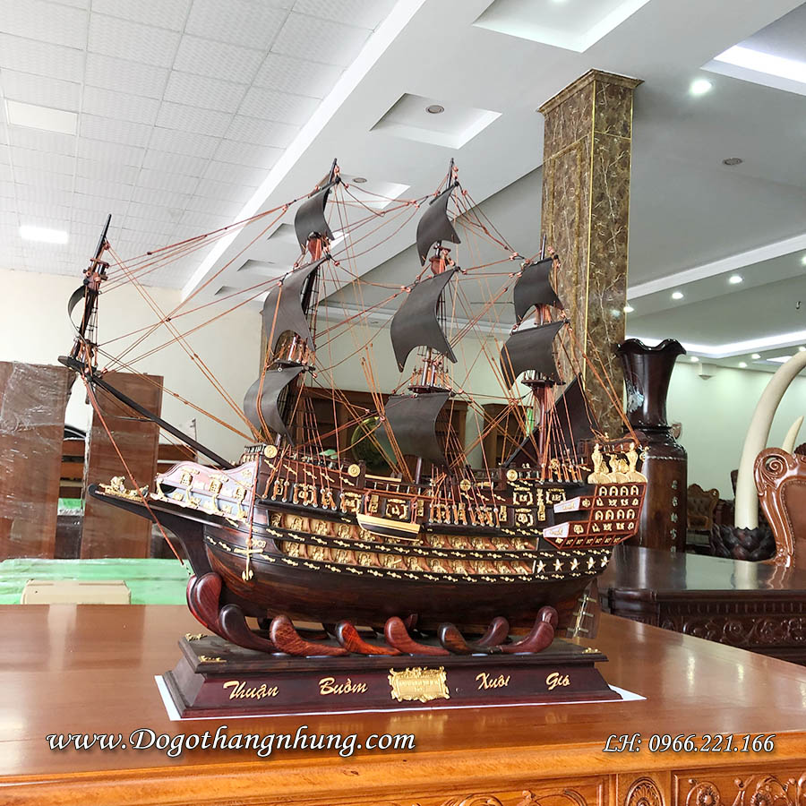 Thuyền buồm gỗ trắc doanh nhân kích thước sản phẩm dài 60cm, cao 65cm, rộng 15cm được sản xuất hoàn toàn bằng gỗ trắc đep đỏ các phụ kiện đinh tán mỏ neo được làm từ đồng hợp kim sáng bóng 