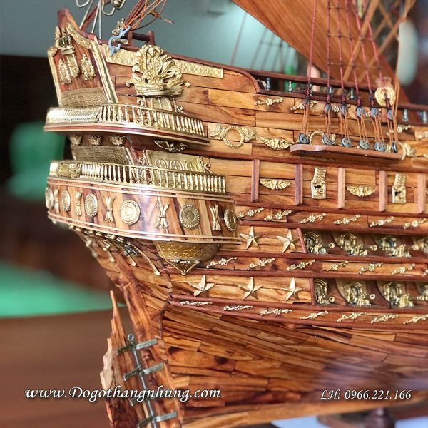 Phần đuôi của thuyền buồm gỗ tự nhiên đẹp độc lạ được gắn các chi tiết rất cầu kỳ
