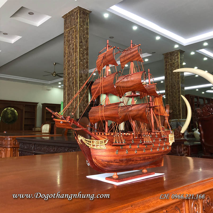 Thuyền buồm bày bàn làm việc gỗ hương được mô phỏng kích thước tỷ lệ như thuyền thật giúp con thuyền cân đối thẩm mỹ 