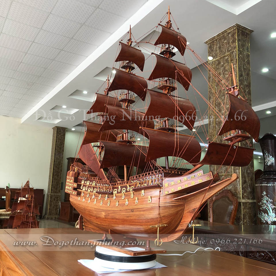 Thuyền buồm trang trí phong thủy gỗ hương ta được mô phỏng theo kích thước thuyền thật các chi tiết đinh tán, mỏ neo được làm bằng đồng hợp kim sáng bóng.