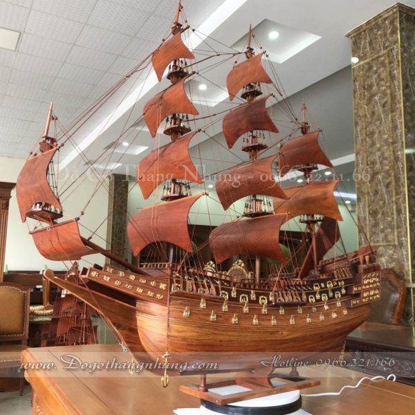 Thuyền buồm trang trí phong thủy gỗ hương ta được mô phỏng theo kích thước thuyền thật các chi tiết đinh tán, mỏ neo được làm bằng đồng hợp kim sáng bóng.