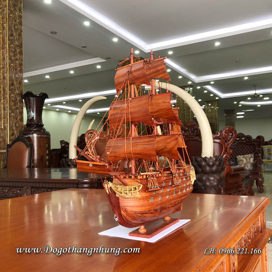Thuyền buồm trang trí gỗ hương món quà sang trọng ý nghĩa tặng đối tác kinh doanh người thân.
