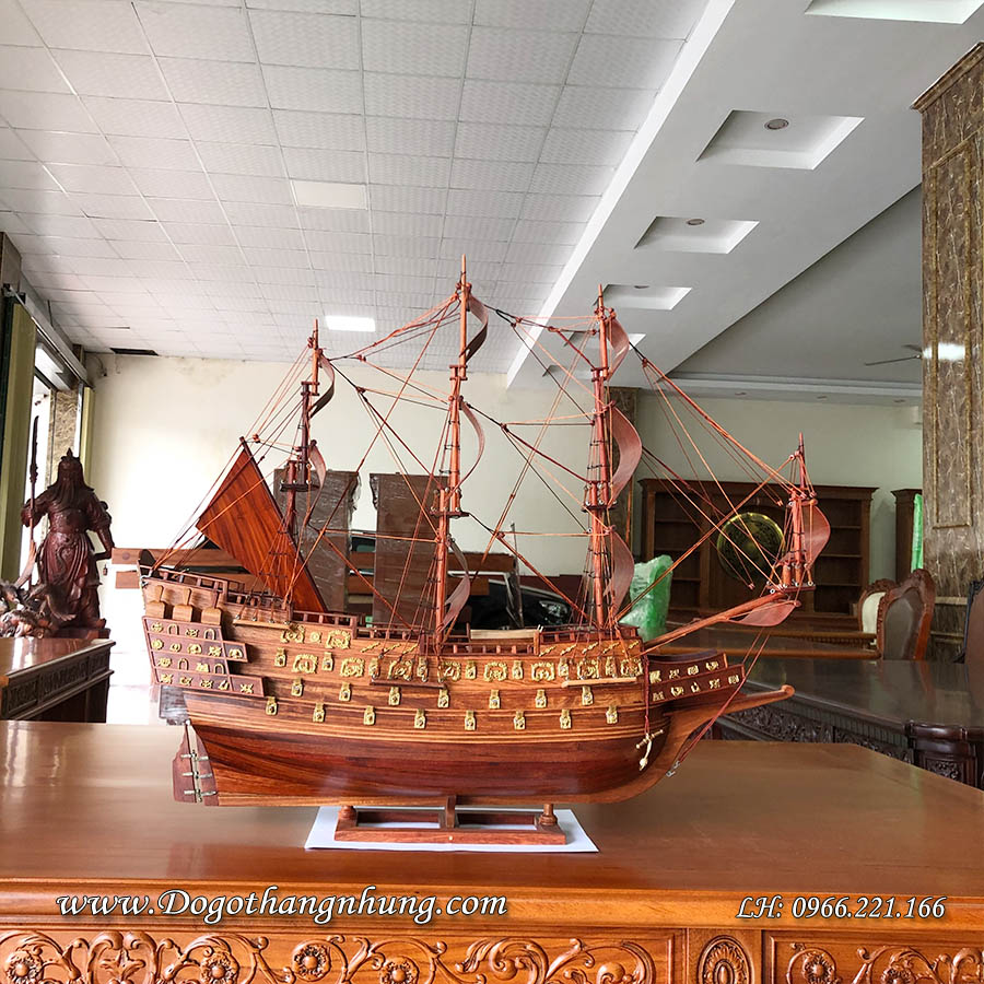 Thuyền buồm trang trí gỗ hương ta kích thước dài 60cm, cao 65cm, rộng 15cm được sản xuất từ chất liệu gỗ hương ta tự nhiên bền đẹp sơn PU cao cấp.
