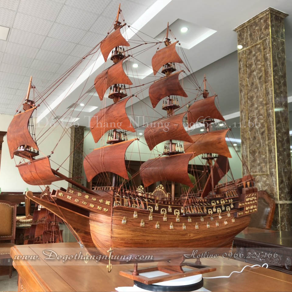 Thuyền buồm trang trí gỗ hương ta kích thước sản phẩm chiều dài thân thuyền 100cm, cao 105 cm, rộng 25cm được sản xuất từ chất liệu gỗ hương ta sơn PU cao cấp.