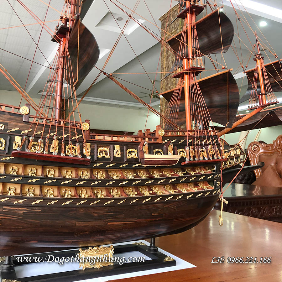 thuyền buồm gỗ phong thủy gỗ mun được sản xuất từ làng nghề gỗ truyền thống Đồng Kỵ, tp Từ Sơn, Bắc Ninh bởi nghệ nhân làng nghề.