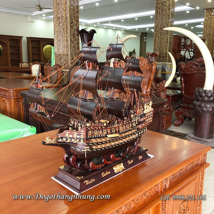 Thuyền buồm gỗ trắc VIP được sản xuất hoàn toàn thủ công từ làng nghề gỗ Đồng Kỵ, Bắc ninh nghệ nhân làng nghề đảm nhiệm.