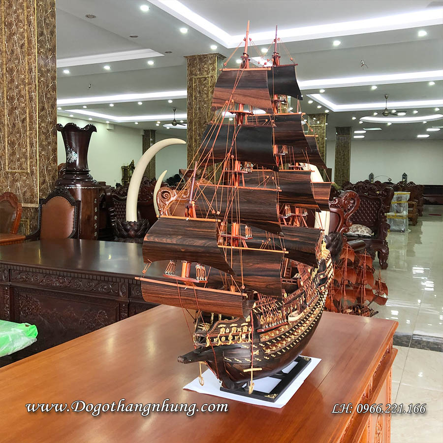 Mô hình thuyền buồm gỗ mun món quà sang trọng ý nghĩa tặng người thân đối tác kinh doanh.