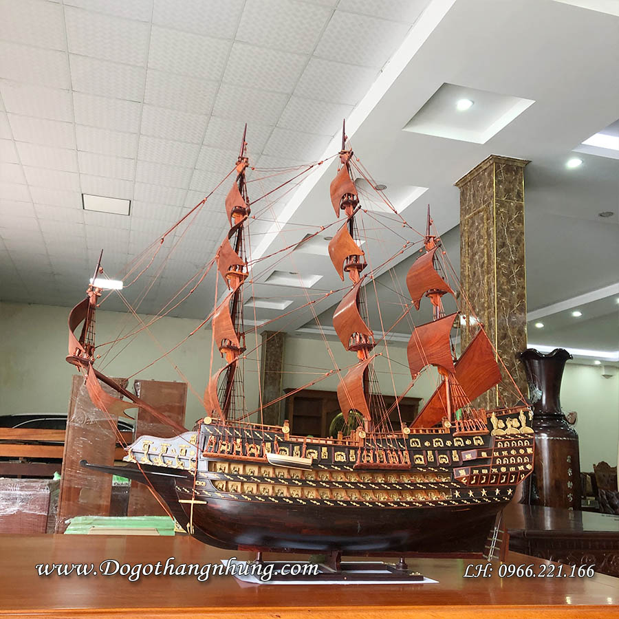Thuyền buồm gỗ trắc doanh nhân kích thước sản phẩm dài 100cm, cao 105cm, rộng 25cm được sản xuất từ chất liệu gỗ trắc đen đỏ quý hiếm buồm bằng gỗ hương
