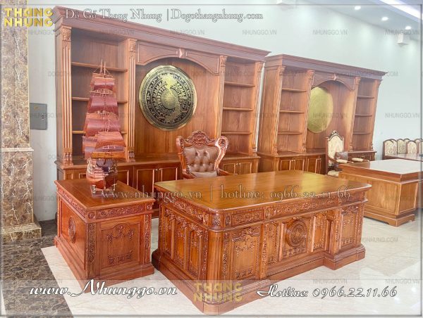 Xưởng làm bàn làm việc tổng thống Mỹ gỗ gõ đỏ có nguyên liệu chủ yếu là gỗ gõ đỏ, ngoài ra có thể làm các loại gỗ khác theo yêu cầu của khách hàng