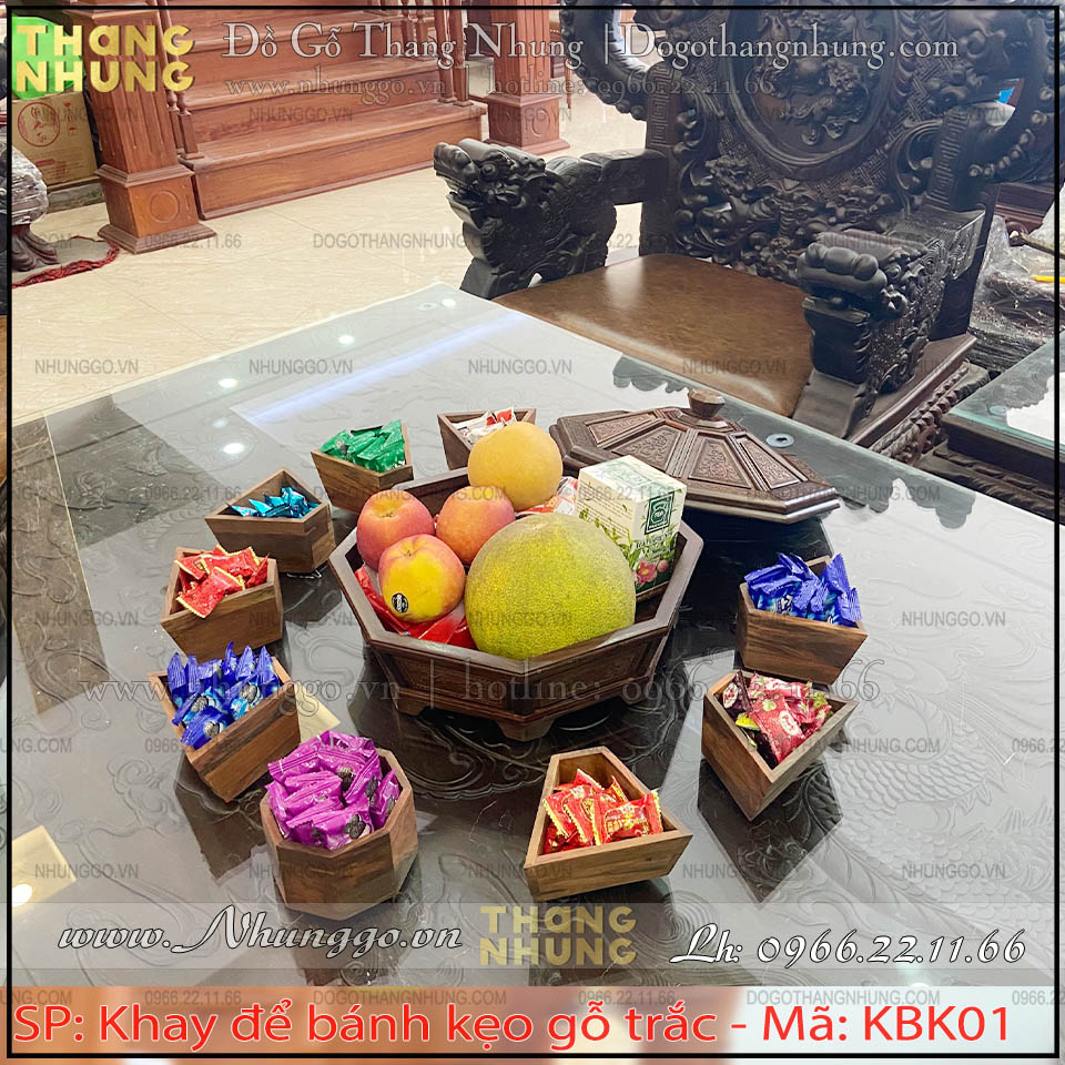 Khay bày bánh kẹo ngày tết gỗ trắc bên trong có 9 ngăn nhỏ thuận tiện cho gia chủ bày hoa quả bánh kẹo trang trí cho ngày tết.