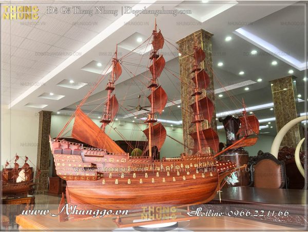 Mô hình thuyền buồm gỗ hương dài 120cm loại đẹp có kích thước dài 1,2m, Cao 1,3m, rộng 30cm