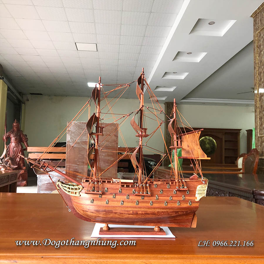 Thuyền buồm để bàn làm việc trưng bày tại bàn làm việc mang lại may mắn thuận lợi trong công việc