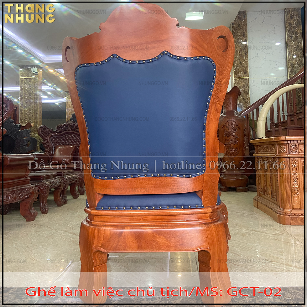Ghế làm việc của chủ tịch gỗ tự nhiên bọc da xanh được làm bằng phương pháp truyền thống tại làng nghệ gỗ Bắc Ninh