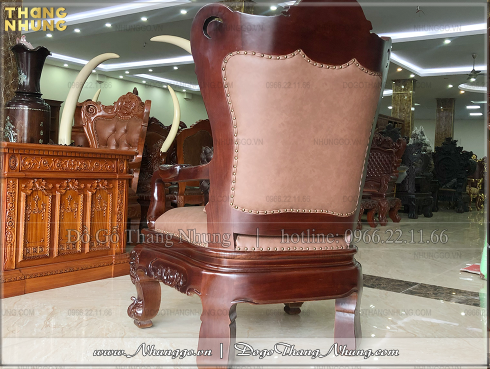 Báo giá ghế chủ tịch gỗ tự nhiên màu óc chó được làm bằng chất liệu gỗ gõ đỏ phun sơn màu óc chó bọc ra màu xám