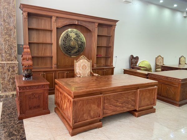 Cơ sở làm bàn giám đốc gỗ gõ đỏ chuyên các mẫu theo phong cách tân cổ điển đơn giản và sang trọng