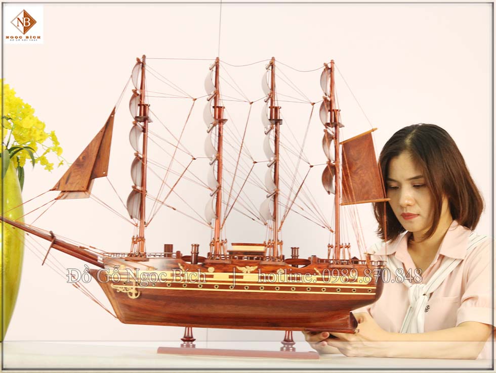 Thuyền buồm gỗ mỹ nghệ phong thủy được PU kỹ để nguyên màu vân gỗ cẩm