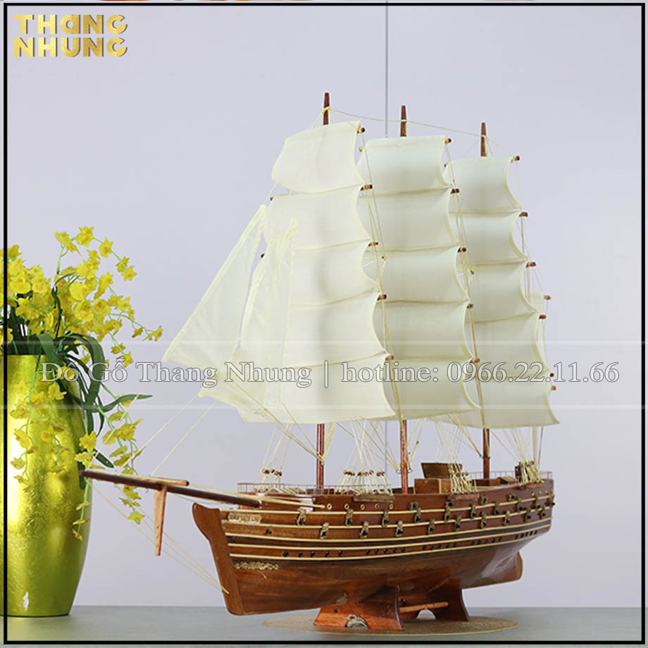 Mô hình thuyền gỗ buồm vải thân thuyền được làm từ chất liệu gỗ Chàm của Việt Nam, tính chất của gỗ là bền đẹp