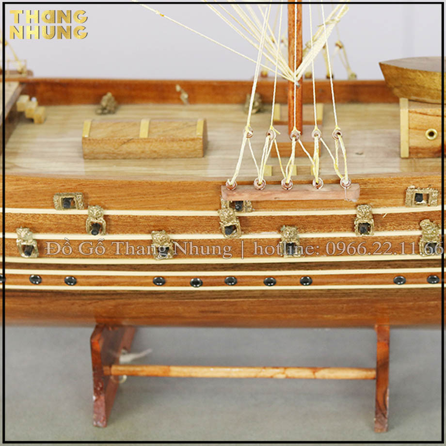 mô hình thuyền gỗ được thiết kế theo mẫu thuyền france 2 cửa Pháp