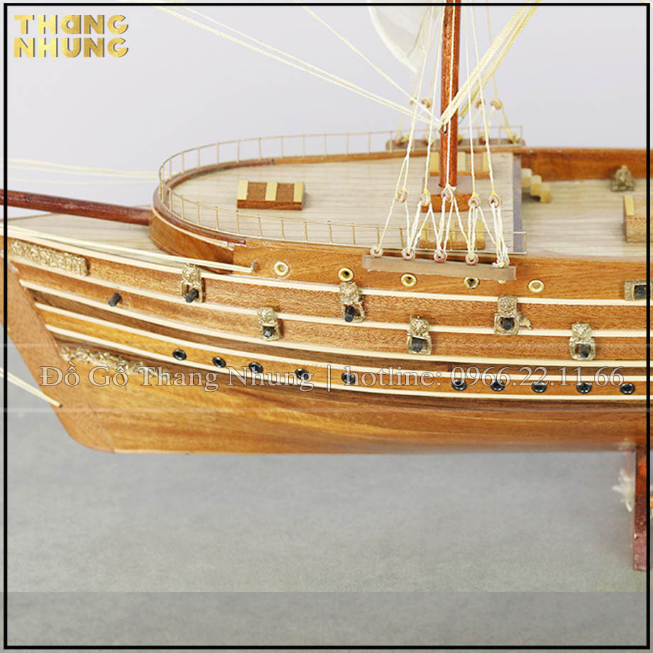 thuyền buồm trong phong thủy gỗ có bộ cánh buồm được làm bằng vải trắng tinh khôi mềm mại và căng gió