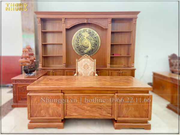 bàn giám đốc mẫu tân cổ điển có đường viền và khung được làm toàn bộ bằng gỗ nguyên khối dày 10x7cm