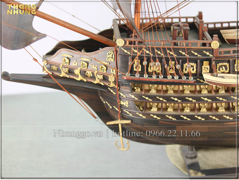 Thuyền buồm gỗ mun quà tặng sinh nhật sếp được sản xuất kỹ lưỡng tương tự kỹ thuật đóng tàu thật, với từng nan gỗ nhỏ được ghép lên trên khung xương, mặt sàn được ghép bằng từng thanh gỗ xẻ nhỏ theo tỉ lệ