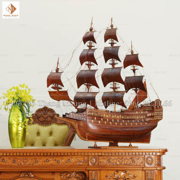 Thuyền buồm gỗ hương là mô hình con thuyền tượng trưng cho sự thành công trong sự nghiệp và may mắn, phát triển trong kinh doanh.
