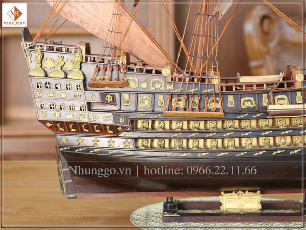 Các họa tiết trên thân thuyền có các hoa văn , họa tiết và các khẩu súng thần công