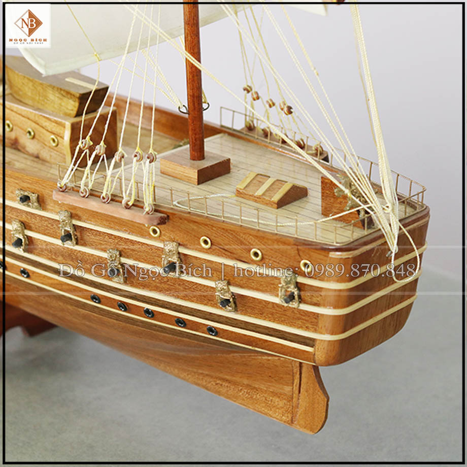 Chi tiết thân thuyền buồm vải có thể thấy được thuyền được làm rất tỉ mỉ , cẩn thận từ những chi tiết nhỏ nhất 