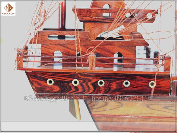 Mô hình tàu đánh cá - TC60 được hoàn thành từng chi tiết tỉ mỉ từ vỏ tàu , thân thân tàu, boong tàu , buồm được thiết kể đúng tỉ lệ theo từng kích thước của thuyền
