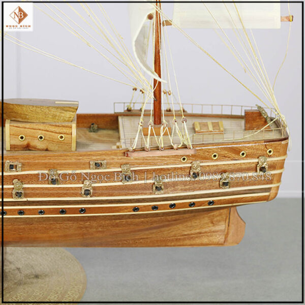 Thuyền France 2 gỗ tràm , chất liệu gỗ màu sáng kết hợp với gỗ cẩm , 2 lịa gỗ đan xen nhau tạo tên con thuyền đẹp , độc đáo , tinh tế , sang trọng