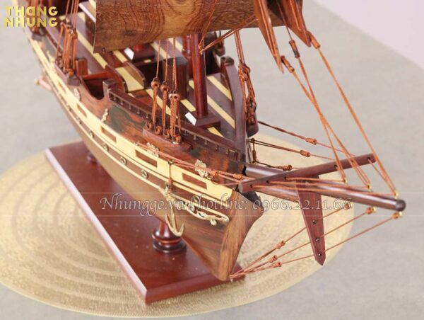 Thuyền France 2 gỗ cẩm được làm rất tỉ mỉ đến từng chi tiết bởi các nghệ nhân có tay nghề cao
